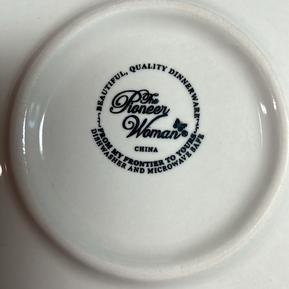 Pioneer Woman 2 -10” dinner plates, white with Scalloped around the edge. NEW - Picture 3 of 4